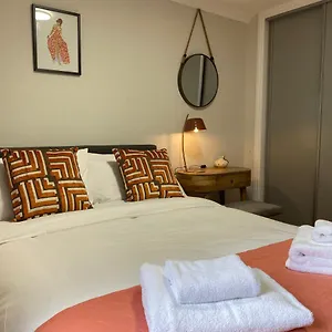 Private Main Door Lovely 2 Bedroom Apartment
